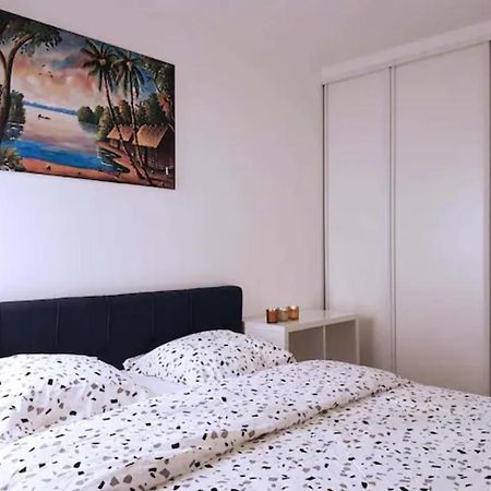 Pretty And Neat Bedroom In My Cosy Appartment. Puteaux Exterior foto