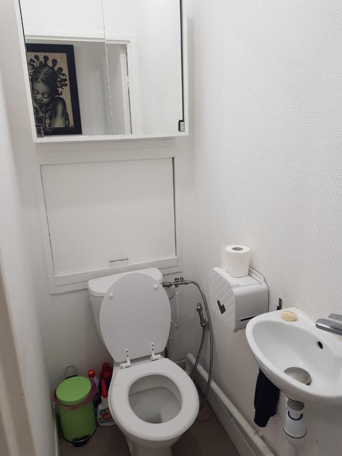 Pretty And Neat Bedroom In My Cosy Appartment. Puteaux Exterior foto