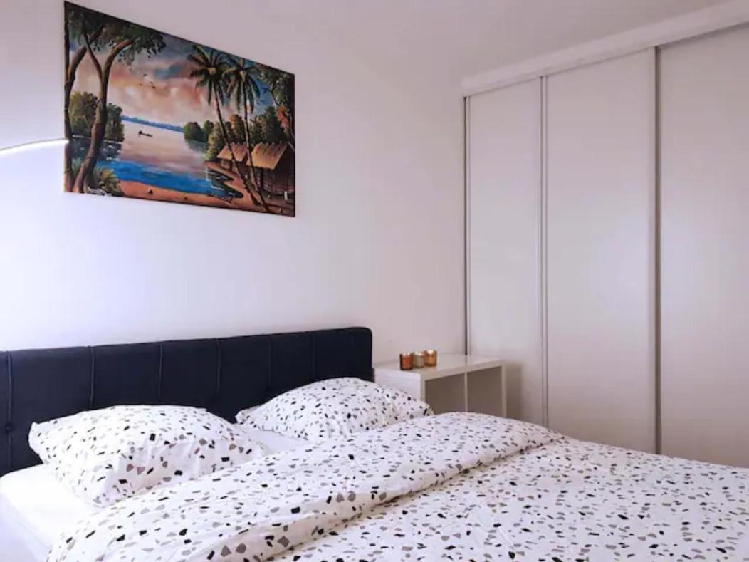 Pretty And Neat Bedroom In My Cosy Appartment. Puteaux Exterior foto