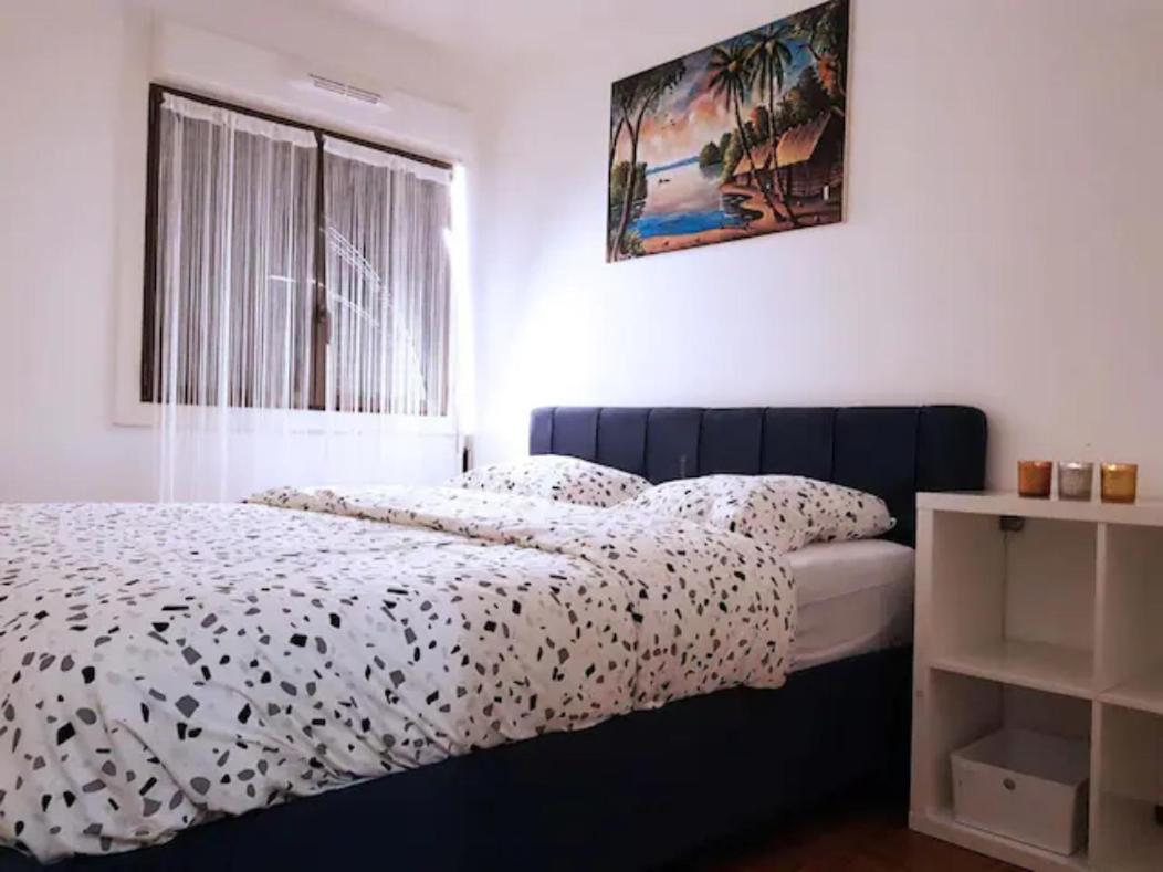 Pretty And Neat Bedroom In My Cosy Appartment. Puteaux Exterior foto